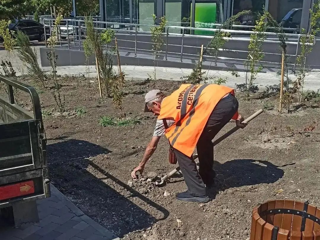 Работники МКУ «Азовкоммунсервис» продолжают благоустройство Генического округа.